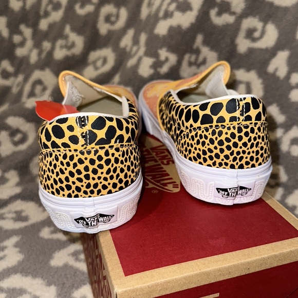 Vans Classic Slip-on Sneakers in Jaguar 🐆 and True White New 😍🐆☀️ - Picture 8 of 17